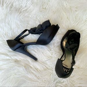 Fergalicious Women Black Rosette High Heel Pumps Size 7.5